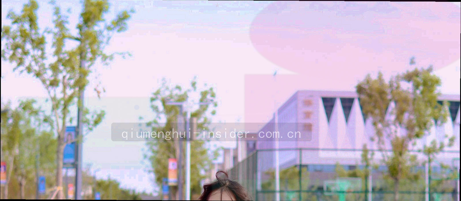 四块堆叠面板用细线彼此连接的抽象结构示意